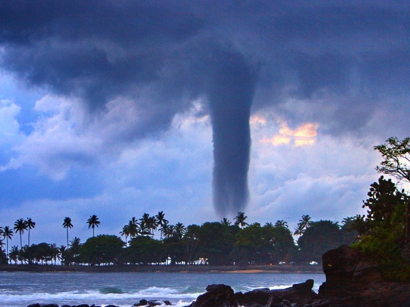 Tornado in Lombok, Indonesia, 2007-12-29, courtesy Fadil Basymeleh.